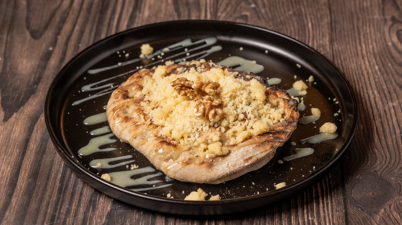 Apple cinnamon pizza