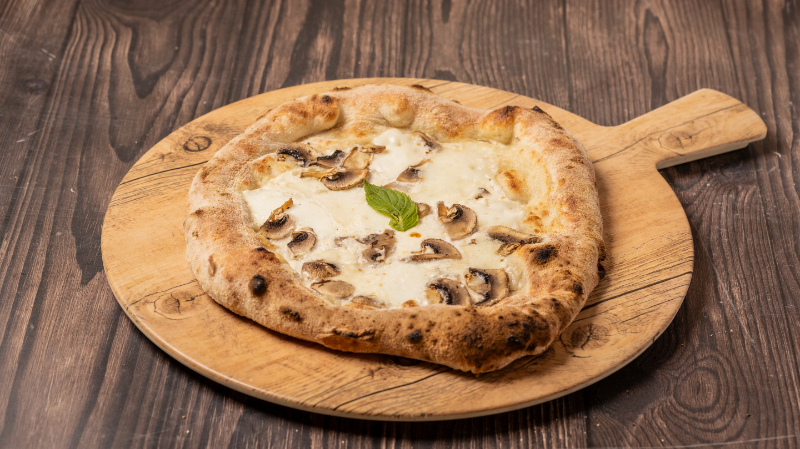 Alfredo pizza with grilled chicken