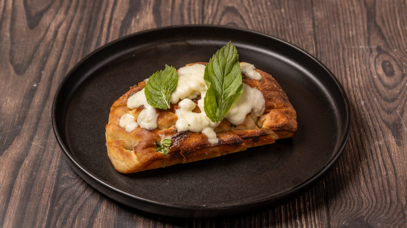 Garlic bread with mozzarella